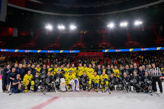 Players of NHL Alumni and Tre Kronor Legends  pose for a