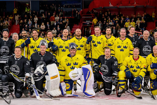 Players of NHL Alumni and Tre Kronor Legends  pose for a
