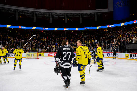Teppo Numminen of NHL Alumni and Nicklas Lidströmof Tre