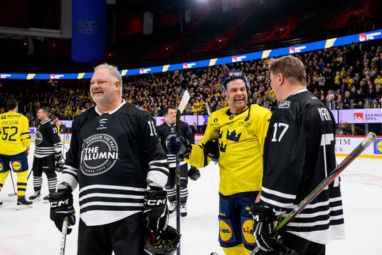 Esa Tikkanen and Jari Kurri of NHL Alumni with Niklas
