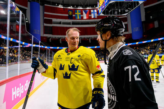 Nicklas Lidström of Tre Kronor Legends and Juha Lind of