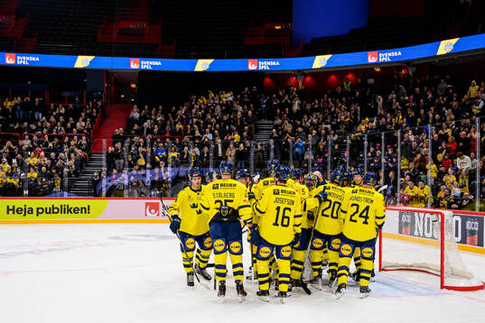 Players of Tre Kronor Legends celebrate