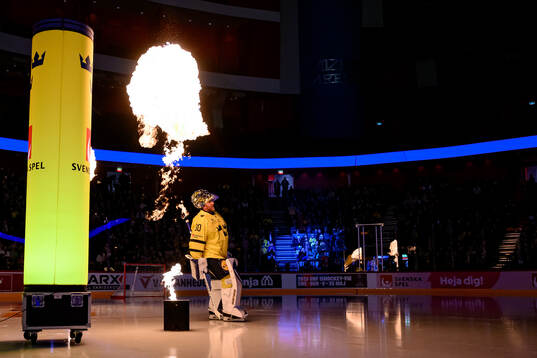 Goaltender Henrik Lundqvist of Tre Kronor Legends ahead a