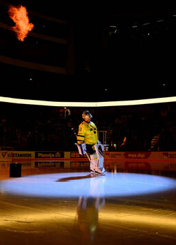 Goaltender Henrik Lundqvist of Tre Kronor Legends ahead a