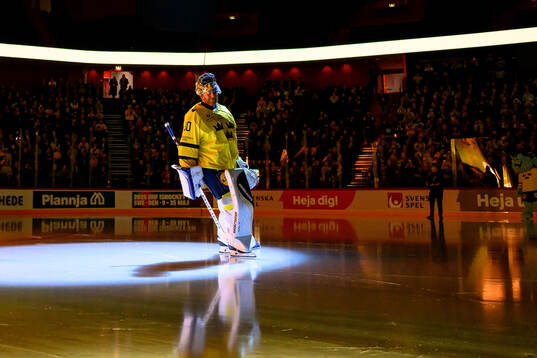 Goaltender Henrik Lundqvist of Tre Kronor Legends ahead a
