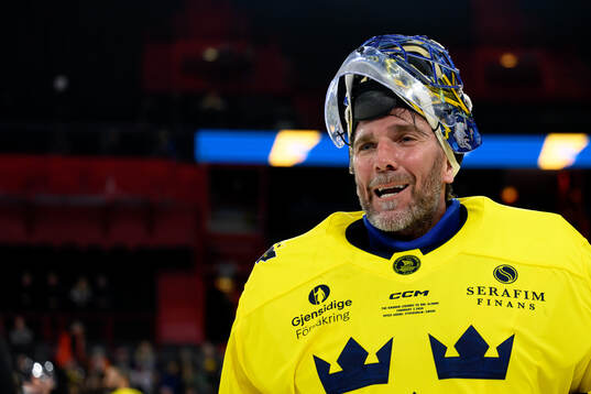 Goaltender Henrik Lundqvist of Tre Kronor Legends ahead a