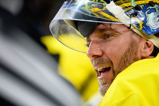 Goaltender Henrik Lundqvist of Tre Kronor Legends ahead a