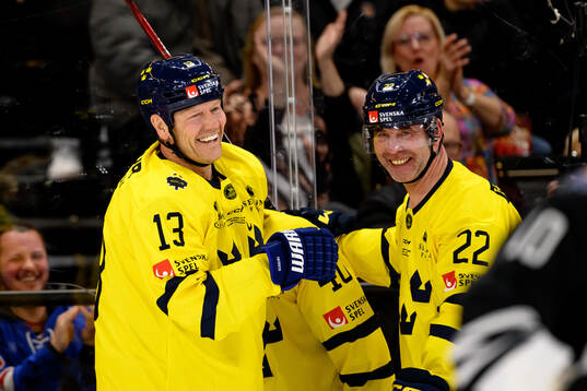 Mats Sundin and Ulf Dahlén of Tre Kronor Legends celebrate
