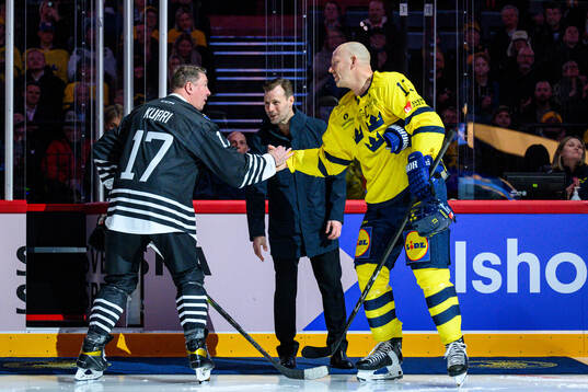 Jari Kurri of NHL Alumni and Mats Sundinof Tre Kronor