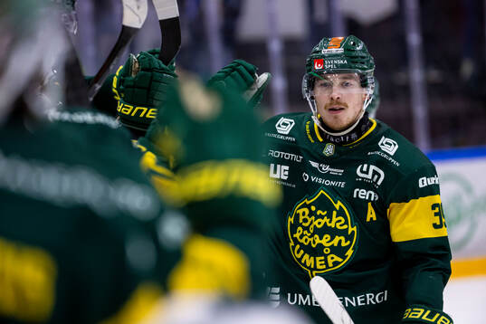 Björklövens Joel Mustonen jublar