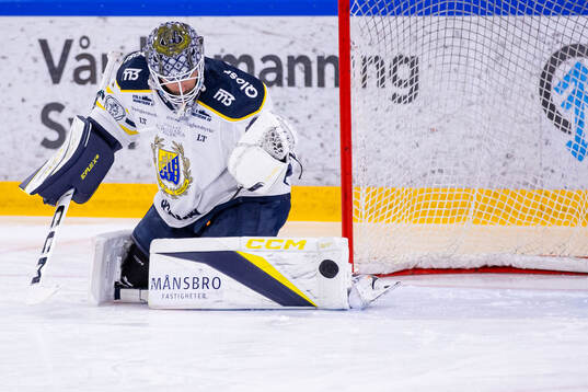 Södertäljes målvakt Frans Tuohimaa värmer upp innan