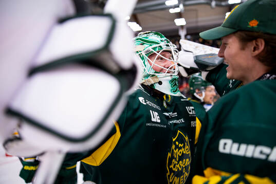Björklövens målvakt Melker Thelin och Joona Voutilainen
