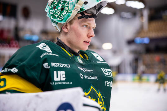 Björklövens målvakt Melker Thelin innan ishockeymatchen