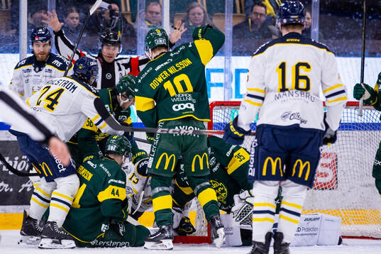 Björklövens målvakt Melker Thelin blockerar pucken