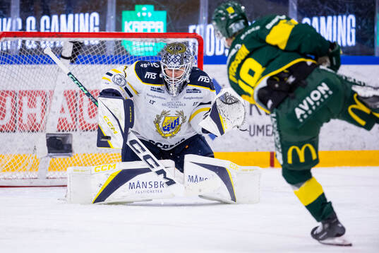 Södertäljes målvakt Frans Tuohimaa stoppar pucken
