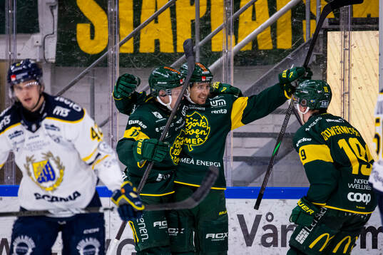 Björklövens Fredrik Forsberg jublar