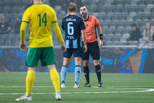 Domaren Joonas Rantanen och Djurgårdens Rasmus Schüller