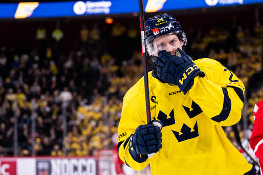 Oscar Lindberg of Sweden looks dejected