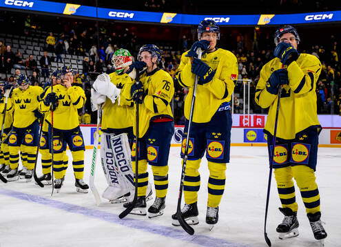 Players of Sweden look dejected
