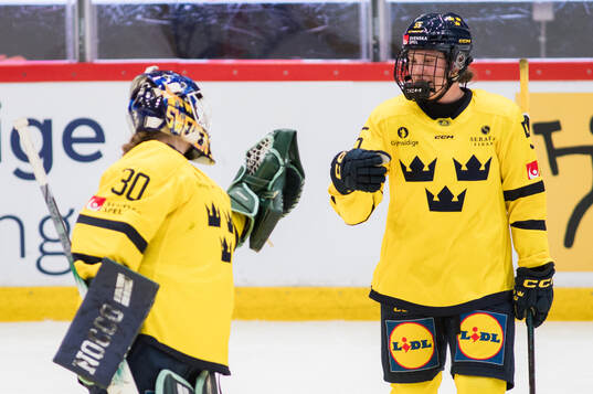 Goaltender Emma Söderberg and Jenna Raunio of Sweden