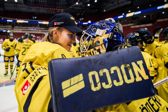 Goaltender Ida Boman and goaltender Emma Söderberg