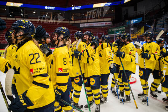 Players of of Sweden celebrate aftter the Olympic