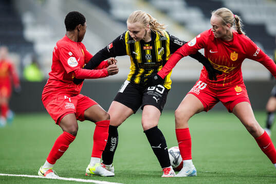 FC Nordsjällands Bongeka Gamede och Celine Kampman mot