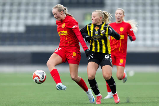 FC Nordsjällands Celine Kampman och Häckens Matilda