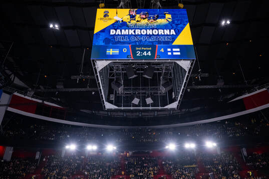 The Swedish women’s team is congratulated