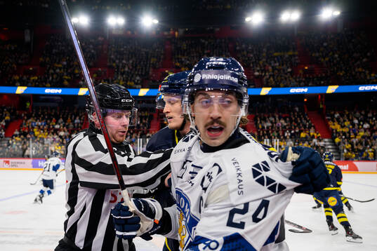 Gabriel Carlsson of Sweden and Hannes Björninen of Finland