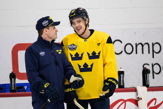 Head coach Sam Hallam and Leo Carlsson of Sweden at a