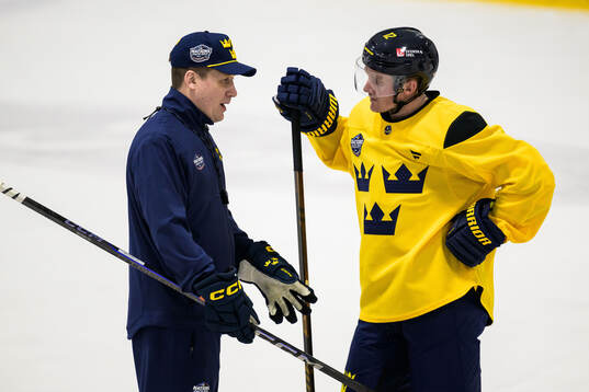 Head coach Sam Hallam and Gustav Nyquist of Sweden at a