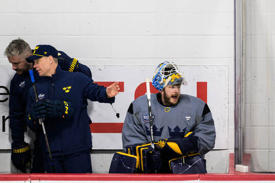 Assistant coach Nicklas Rahm and goaltender Linus Ullmark