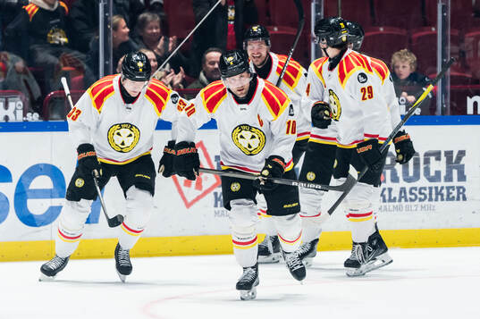 Brynäs Johan Larsson jublar med lagkamrater 1-2