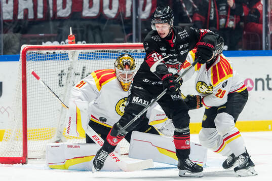 Malmö Redhawks Joona Ikonen och Brynäs målvakt Erik