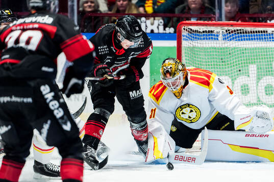 Malmö Redhawks Linus Öberg och Brynäs målvakt Erik