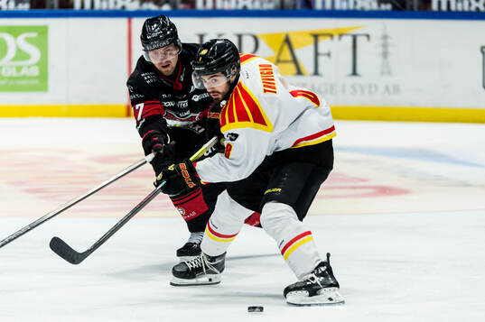 Malmö Redhawks Johan Ivarsson och Brynäs Bobby Trivigno