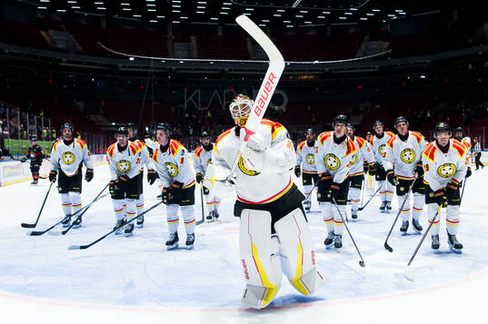 Brynäs målvakt Erik Källgren jublar med lagkamrater