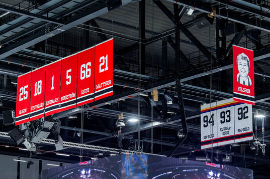 Tröjor upphängda i taket på Malmö arena