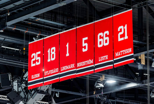 Tröjor upphängda i taket på Malmö arena