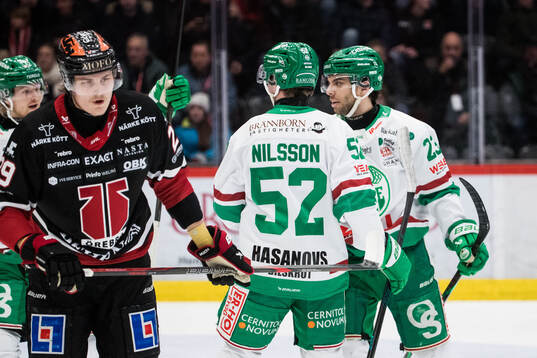 Rögles Felix Nilsson jublar med Josh Dickinson och