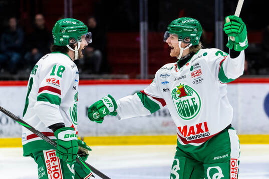 Rögles Joachim Blichfeld jublar med Dennis Everberg