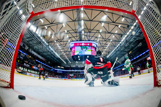Örebros målvakt Jhonas Enroth deppar vid 2-3