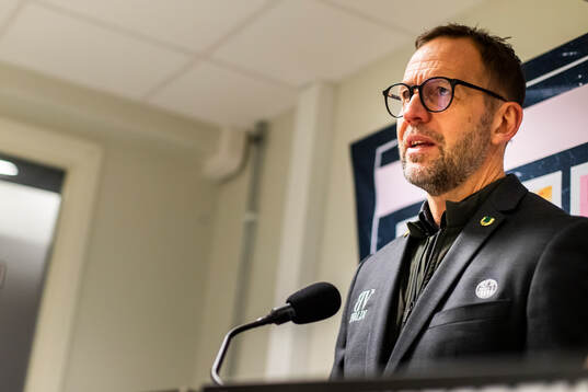 Rögles tränare Roger Hansson på presskonferensen