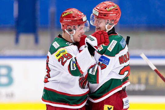 Modos Mikkel Aagaard och Mattias Norlinder jublar