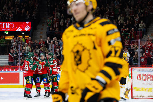Frölundas Erik Thorell jublar med lagkamrater