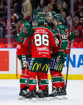 Frölundas Erik Thorell jublar med lagkamrater
