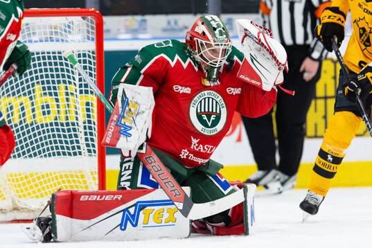Frölundas målvakt Lars Johansson räddar ett skott