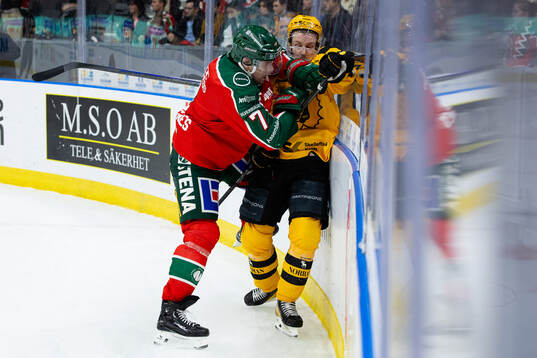 Frölundas Henrik Tömmernes tacklar Skellefteås Jonathan