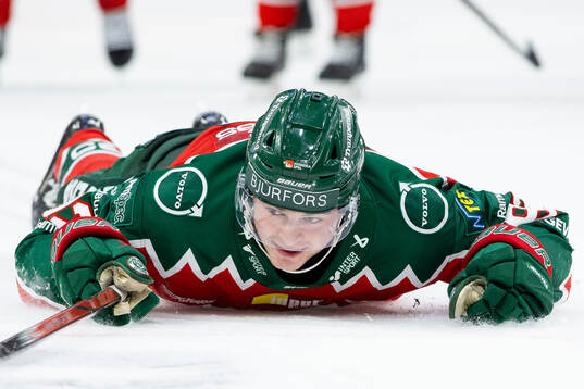 Frölundas Filip Cederqvist jublar framför klacken